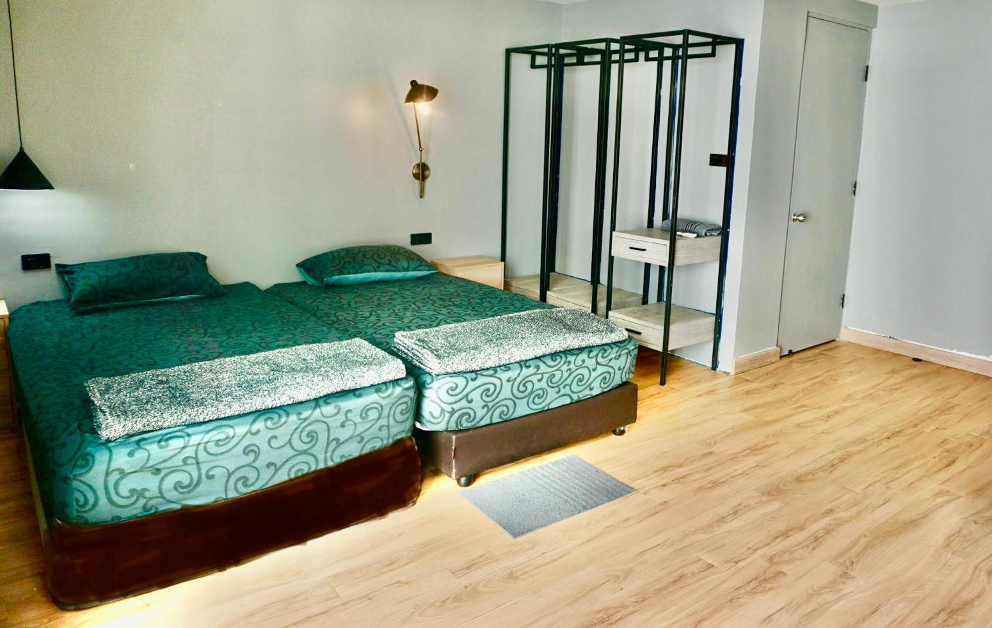 Silom Soi 3 Hash Apartment Hip And Funky With Rooftop View Бангкок Екстер'єр фото
